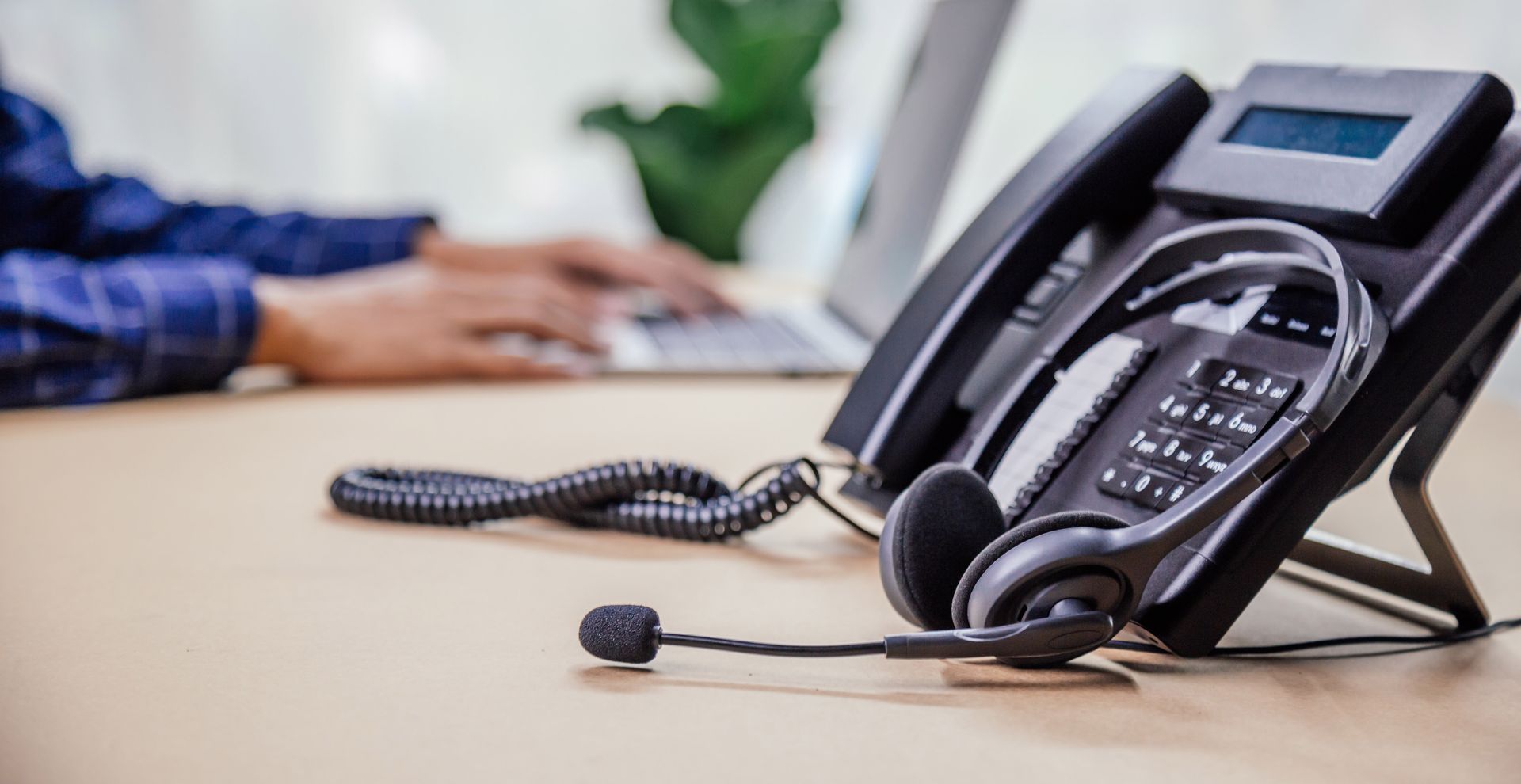 Image d'un téléphone d'entreprise et d'un casque
